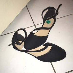 Black Wells Flat w/ Ankle Stap